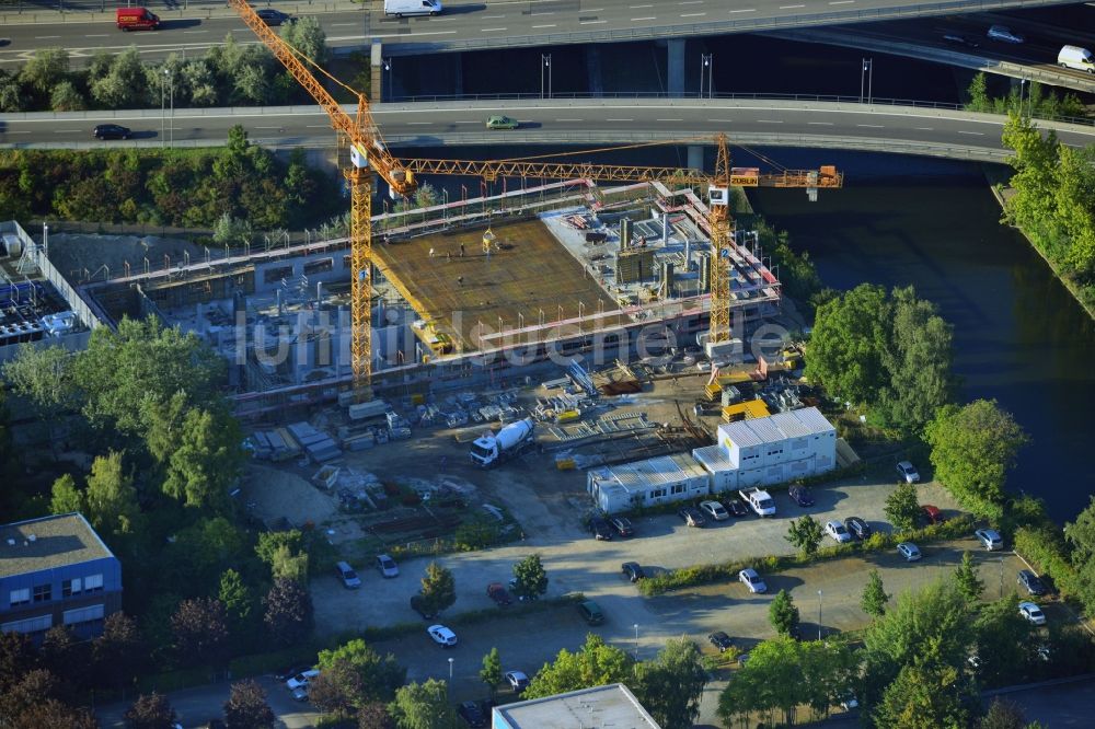 Berlin Neukölln aus der Vogelperspektive: Neubau einer Sterilisationsfertigung auf dem Werksgelände der BIOTRONIK SE & Co. KG an der Woermannkehre in Berlin Neukölln