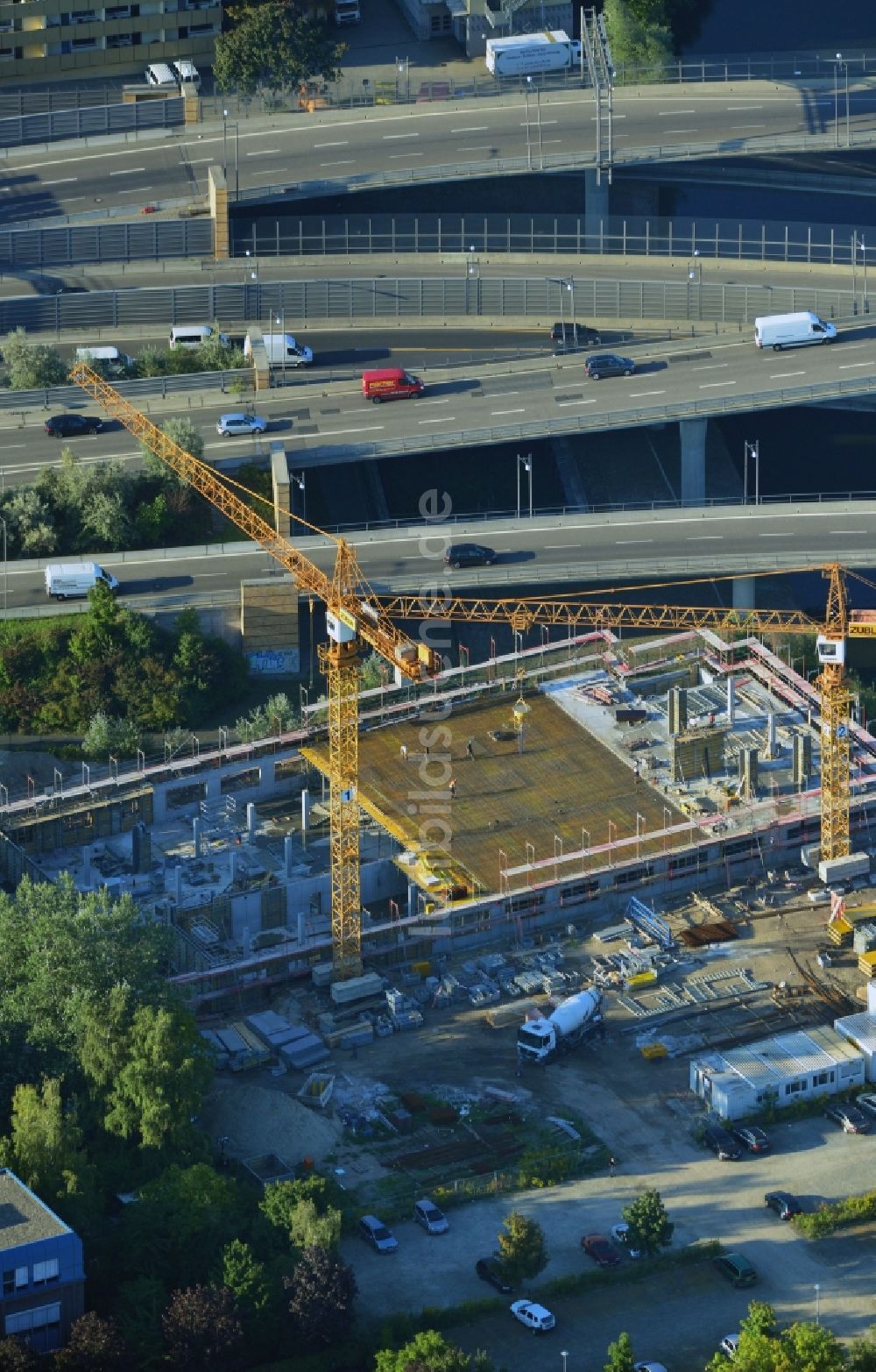 Luftbild Berlin Neukölln - Neubau einer Sterilisationsfertigung auf dem Werksgelände der BIOTRONIK SE & Co. KG an der Woermannkehre in Berlin Neukölln