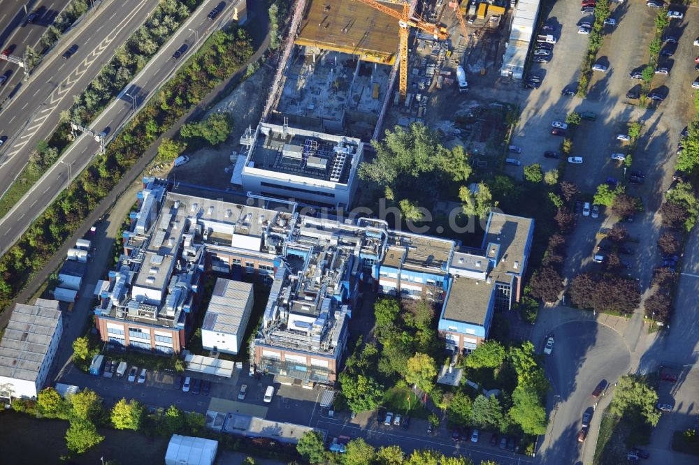 Luftbild Berlin Neukölln - Neubau einer Sterilisationsfertigung auf dem Werksgelände der BIOTRONIK SE & Co. KG an der Woermannkehre in Berlin Neukölln