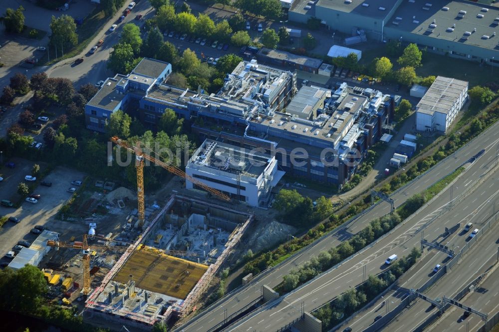 Berlin Neukölln aus der Vogelperspektive: Neubau einer Sterilisationsfertigung auf dem Werksgelände der BIOTRONIK SE & Co. KG an der Woermannkehre in Berlin Neukölln