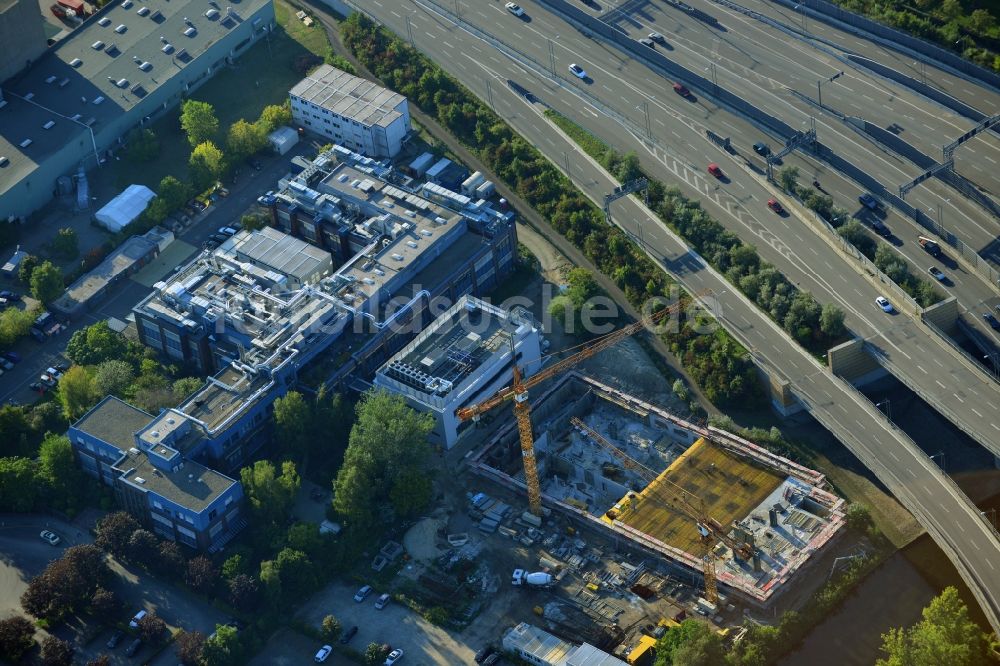 Luftbild Berlin Neukölln - Neubau einer Sterilisationsfertigung auf dem Werksgelände der BIOTRONIK SE & Co. KG an der Woermannkehre in Berlin Neukölln