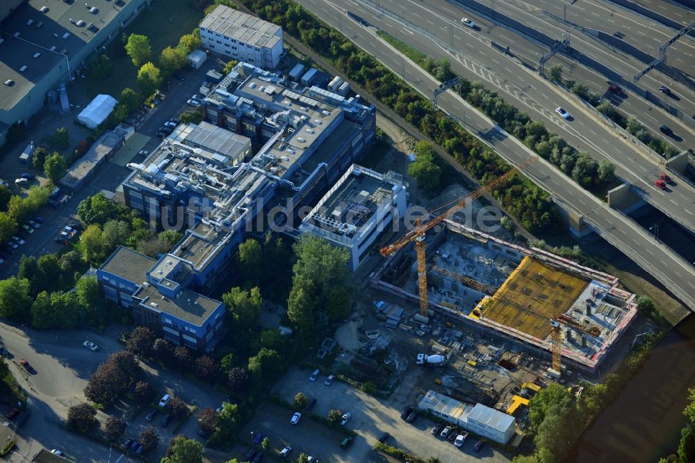 Luftaufnahme Berlin Neukölln - Neubau einer Sterilisationsfertigung auf dem Werksgelände der BIOTRONIK SE & Co. KG an der Woermannkehre in Berlin Neukölln