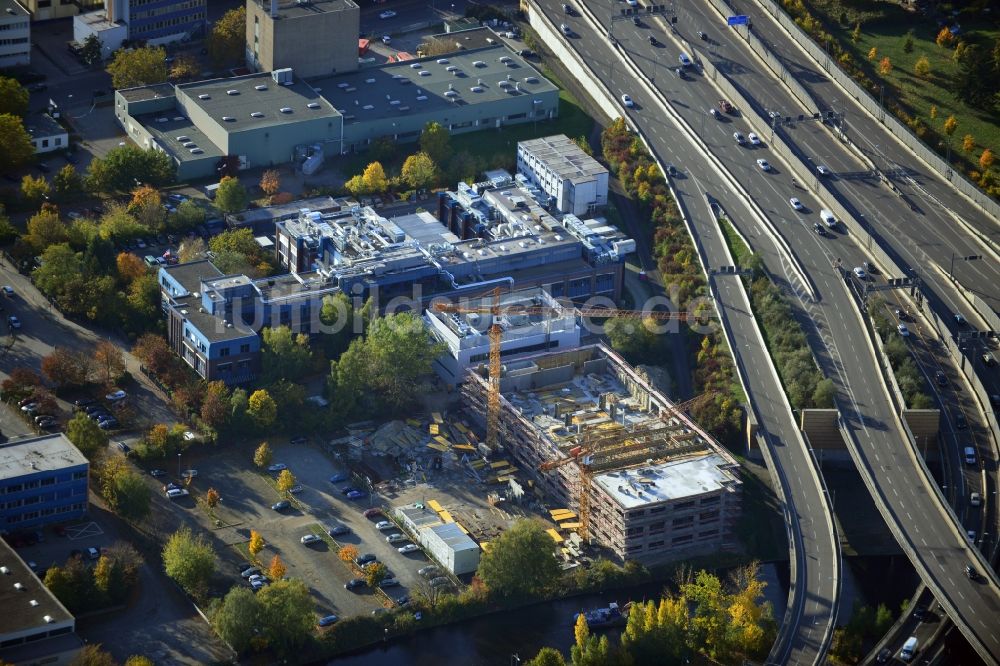 Luftbild Berlin Neukölln - Neubau einer Sterilisationsfertigung auf dem Werksgelände der BIOTRONIK SE & Co. KG an der Woermannkehre in Berlin Neukölln