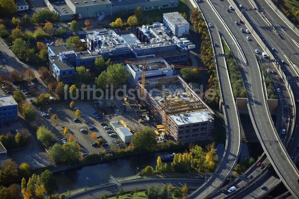 Luftaufnahme Berlin Neukölln - Neubau einer Sterilisationsfertigung auf dem Werksgelände der BIOTRONIK SE & Co. KG an der Woermannkehre in Berlin Neukölln