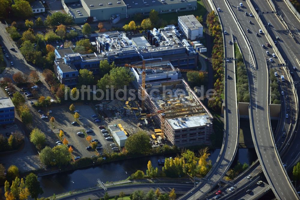 Berlin Neukölln von oben - Neubau einer Sterilisationsfertigung auf dem Werksgelände der BIOTRONIK SE & Co. KG an der Woermannkehre in Berlin Neukölln