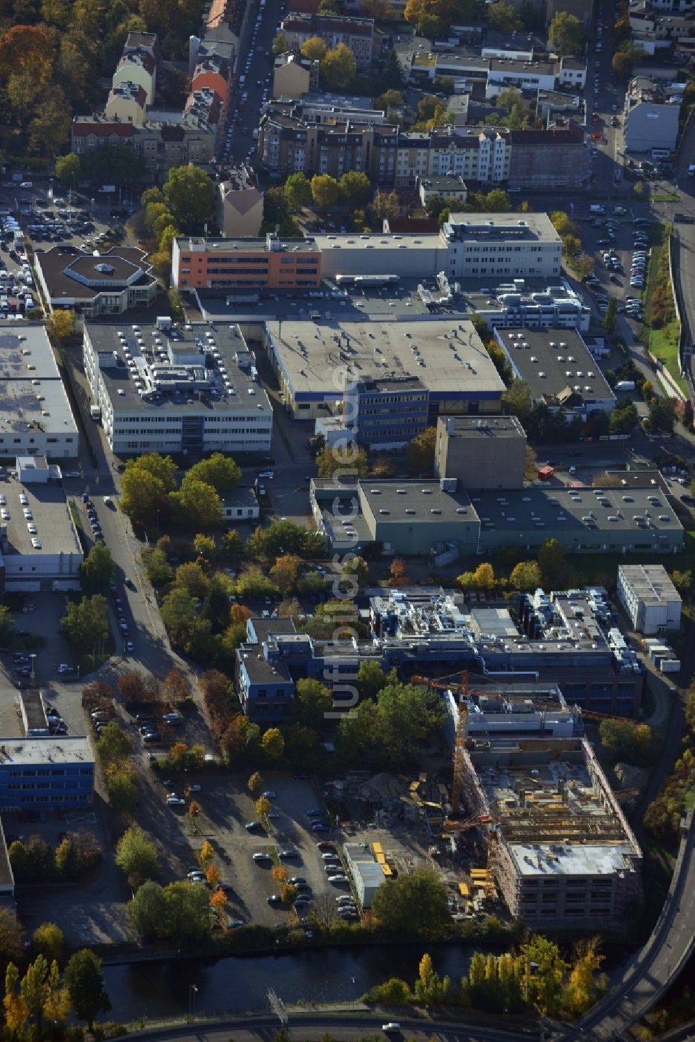 Berlin Neukölln aus der Vogelperspektive: Neubau einer Sterilisationsfertigung auf dem Werksgelände der BIOTRONIK SE & Co. KG an der Woermannkehre in Berlin Neukölln