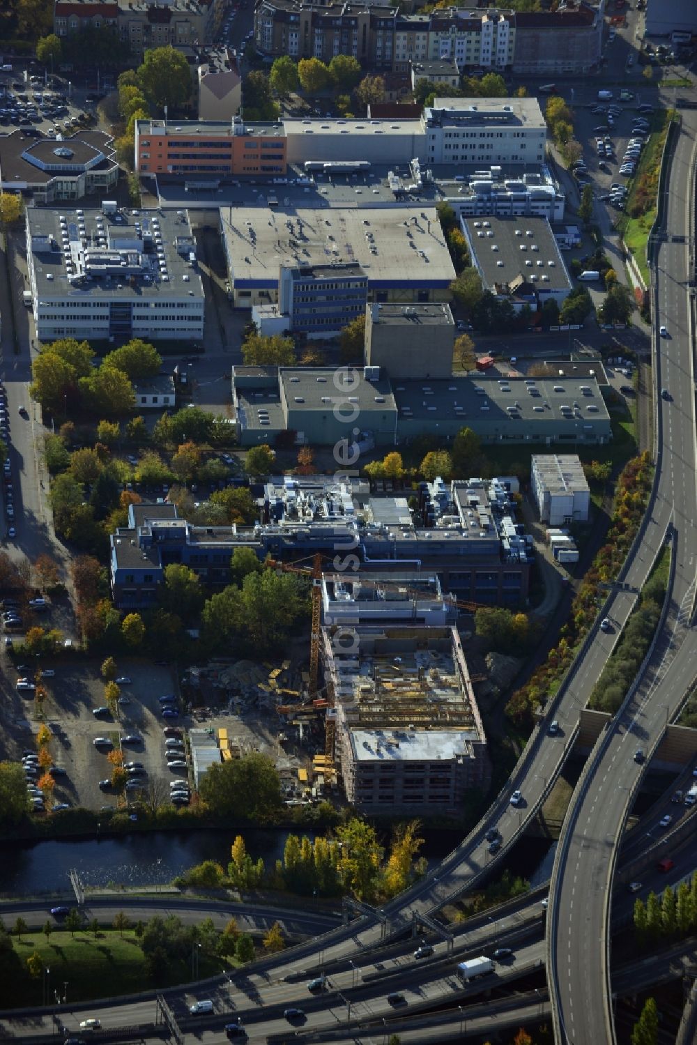 Luftbild Berlin Neukölln - Neubau einer Sterilisationsfertigung auf dem Werksgelände der BIOTRONIK SE & Co. KG an der Woermannkehre in Berlin Neukölln