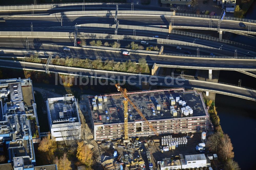 Berlin aus der Vogelperspektive: Neubau einer Sterilisationsfertigung auf dem Werksgelände der BIOTRONIK SE & Co. KG an der Woermannkehre in Berlin Neukölln