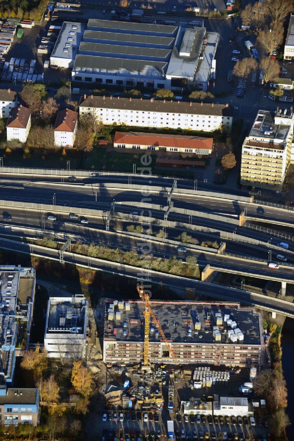 Luftbild Berlin - Neubau einer Sterilisationsfertigung auf dem Werksgelände der BIOTRONIK SE & Co. KG an der Woermannkehre in Berlin Neukölln