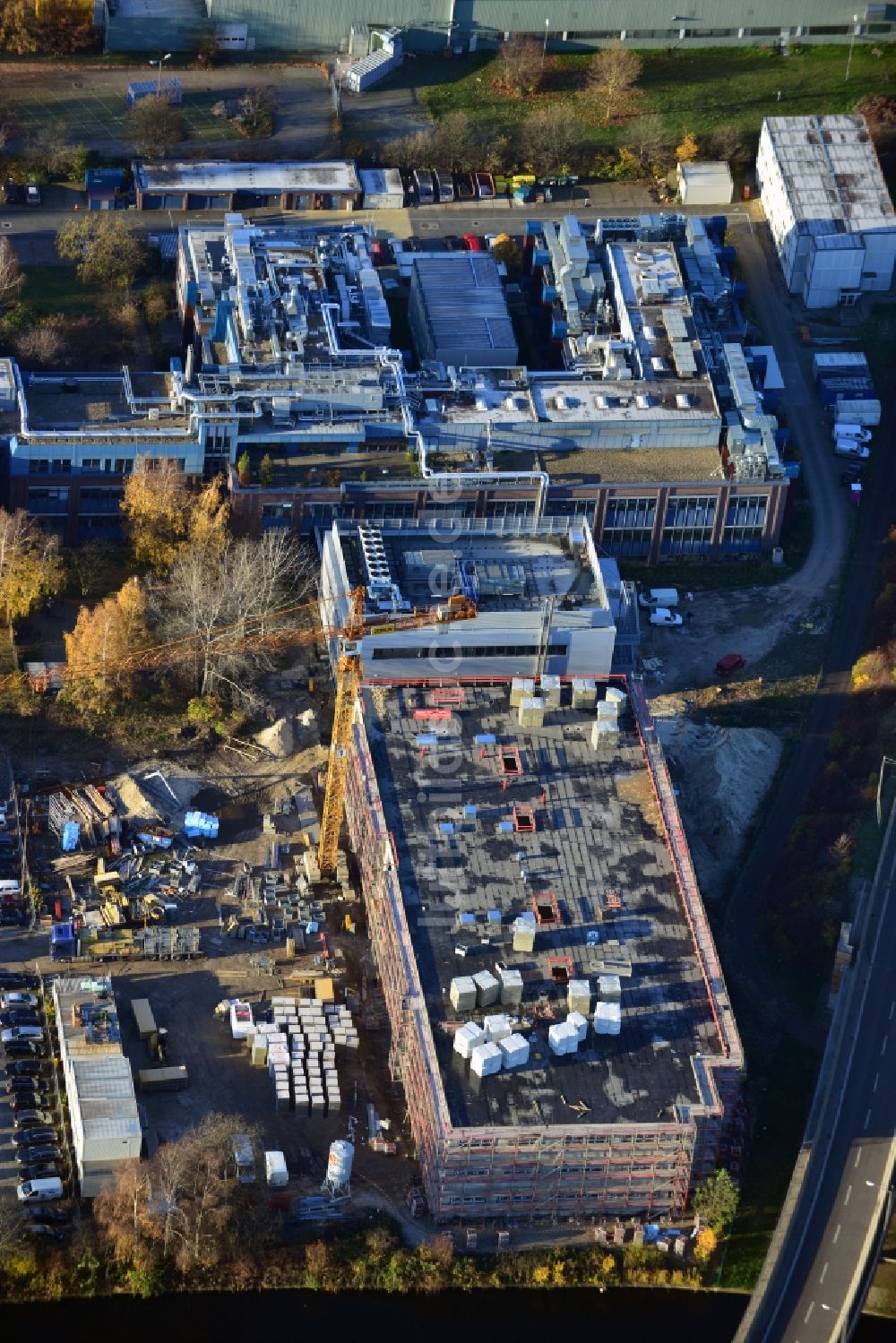 Berlin von oben - Neubau einer Sterilisationsfertigung auf dem Werksgelände der BIOTRONIK SE & Co. KG an der Woermannkehre in Berlin Neukölln