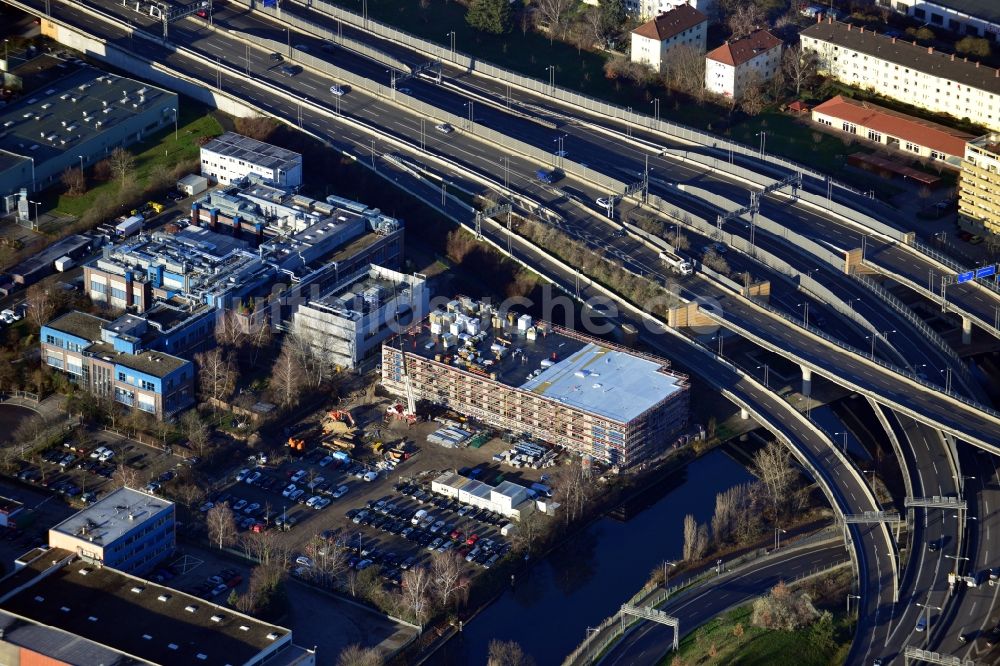 Luftaufnahme Berlin - Neubau einer Sterilisationsfertigung auf dem Werksgelände der BIOTRONIK SE & Co. KG an der Woermannkehre in Berlin Neukölln