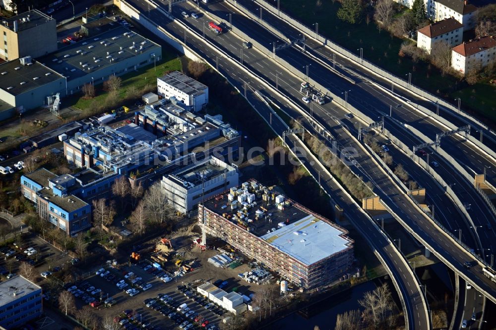 Berlin von oben - Neubau einer Sterilisationsfertigung auf dem Werksgelände der BIOTRONIK SE & Co. KG an der Woermannkehre in Berlin Neukölln