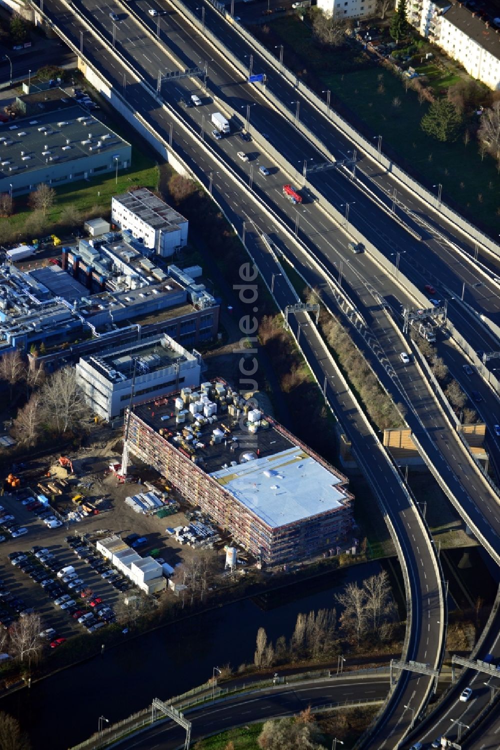 Berlin aus der Vogelperspektive: Neubau einer Sterilisationsfertigung auf dem Werksgelände der BIOTRONIK SE & Co. KG an der Woermannkehre in Berlin Neukölln