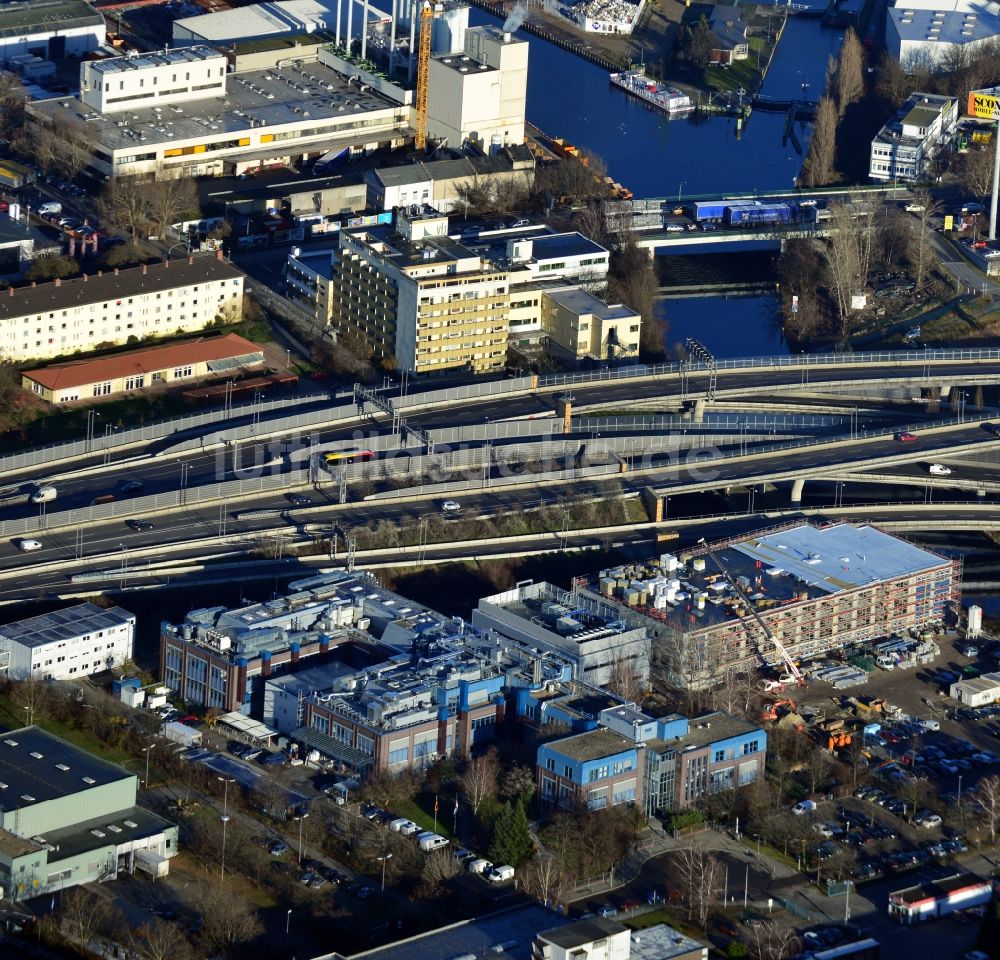 Berlin aus der Vogelperspektive: Neubau einer Sterilisationsfertigung auf dem Werksgelände der BIOTRONIK SE & Co. KG an der Woermannkehre in Berlin Neukölln