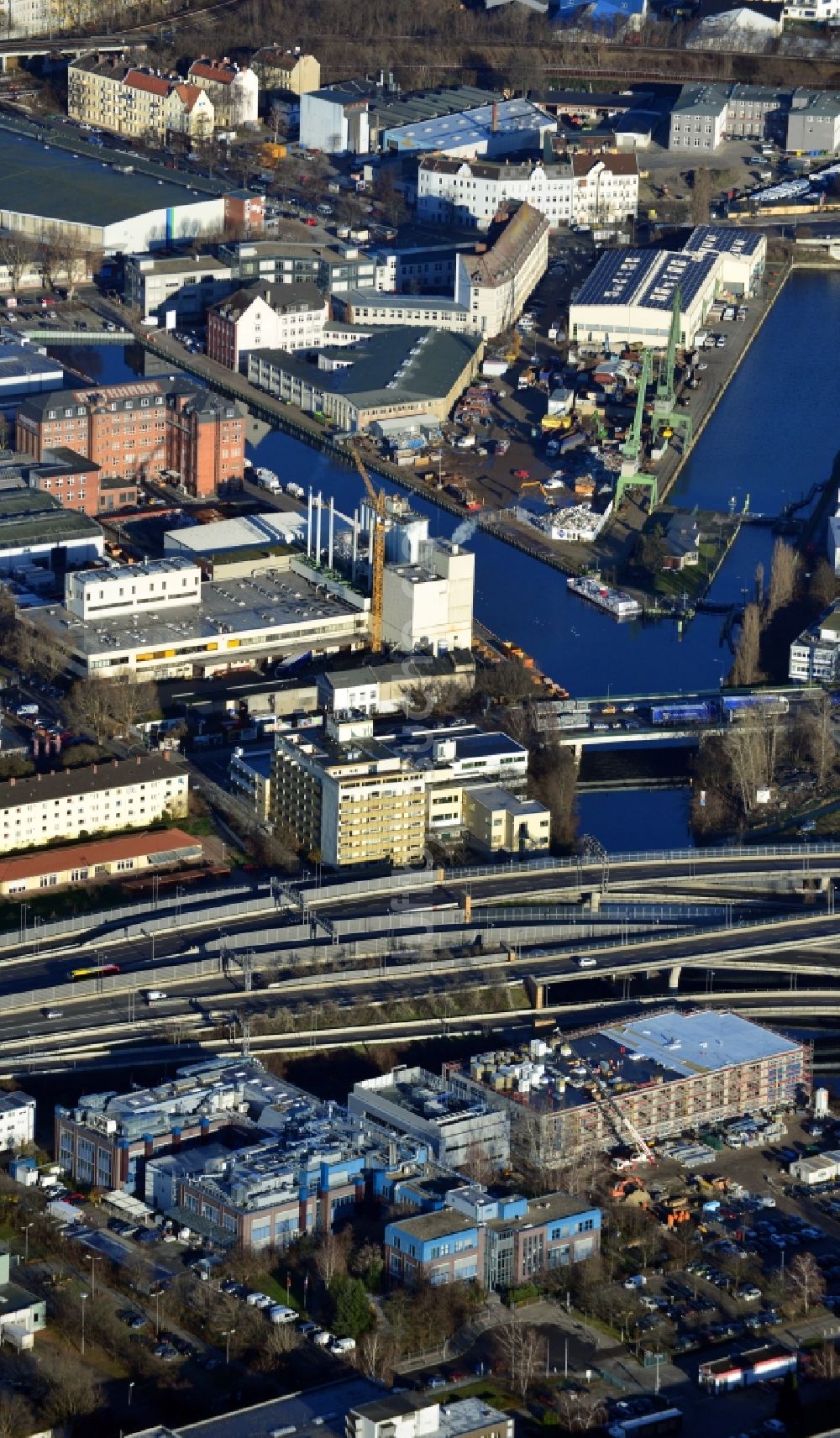 Luftbild Berlin - Neubau einer Sterilisationsfertigung auf dem Werksgelände der BIOTRONIK SE & Co. KG an der Woermannkehre in Berlin Neukölln