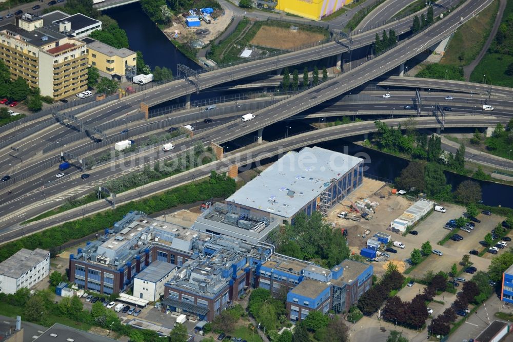 Berlin von oben - Neubau einer Sterilisationsfertigung auf dem Werksgelände der BIOTRONIK SE & Co. KG an der Woermannkehre in Berlin Neukölln