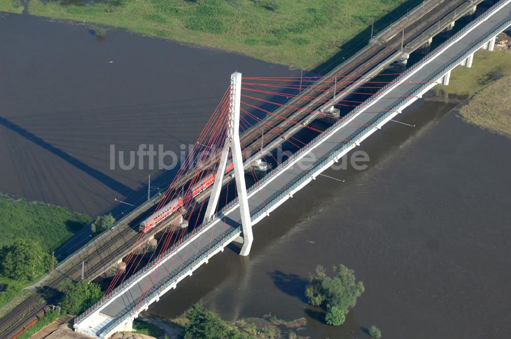 NIEDERWARTHA von oben - Neubau der Straßenbrücke Niederwartha über die Elbe