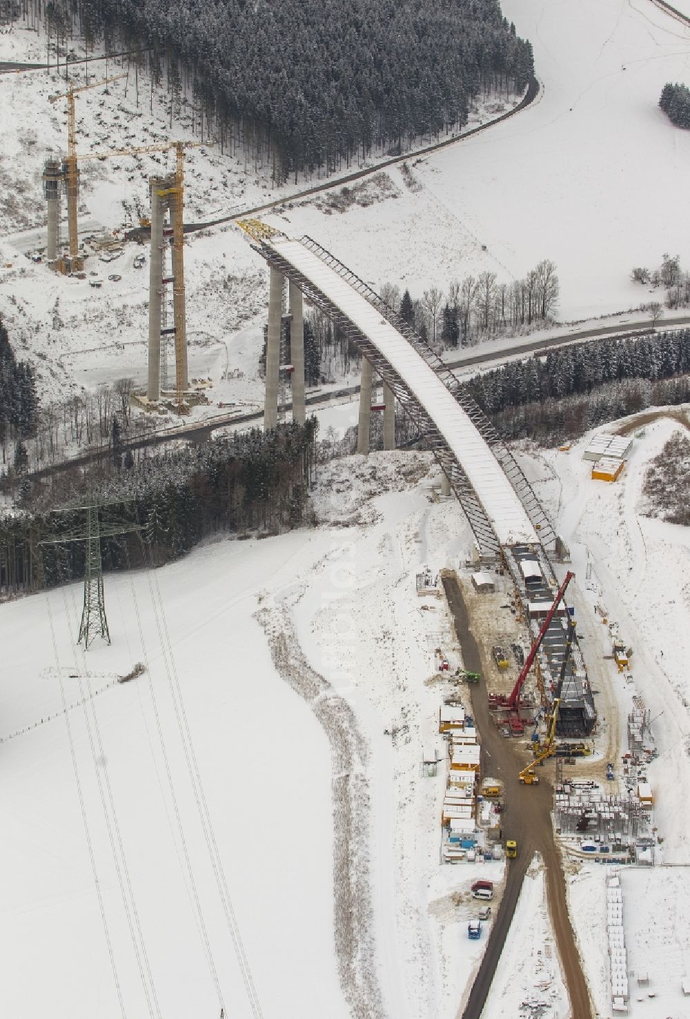 Luftaufnahme Bestwig - Neubau der Talbrücke Nuttlar der BAB Bundesautobahn A46 bei Bestwig in Nordrhein-Westfalen