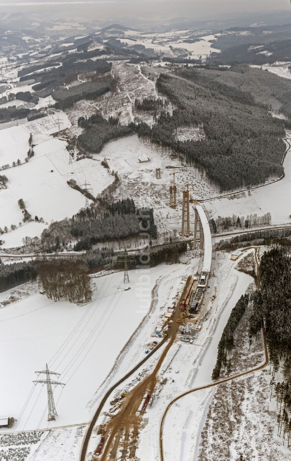 Bestwig von oben - Neubau der Talbrücke Nuttlar der BAB Bundesautobahn A46 bei Bestwig in Nordrhein-Westfalen