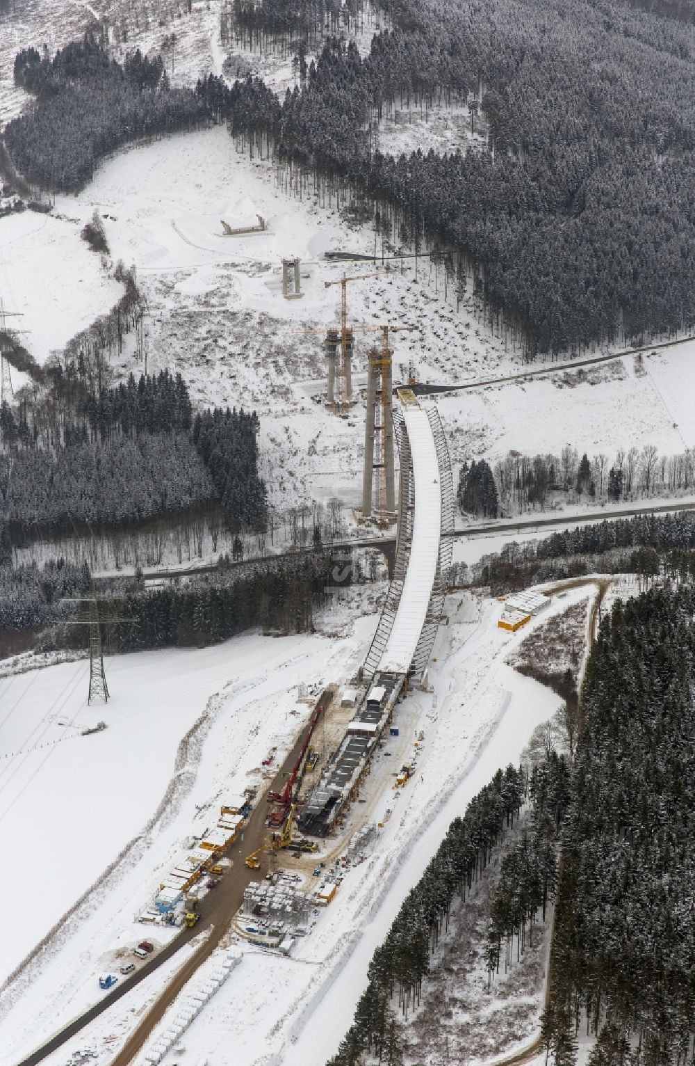 Bestwig aus der Vogelperspektive: Neubau der Talbrücke Nuttlar der BAB Bundesautobahn A46 bei Bestwig in Nordrhein-Westfalen