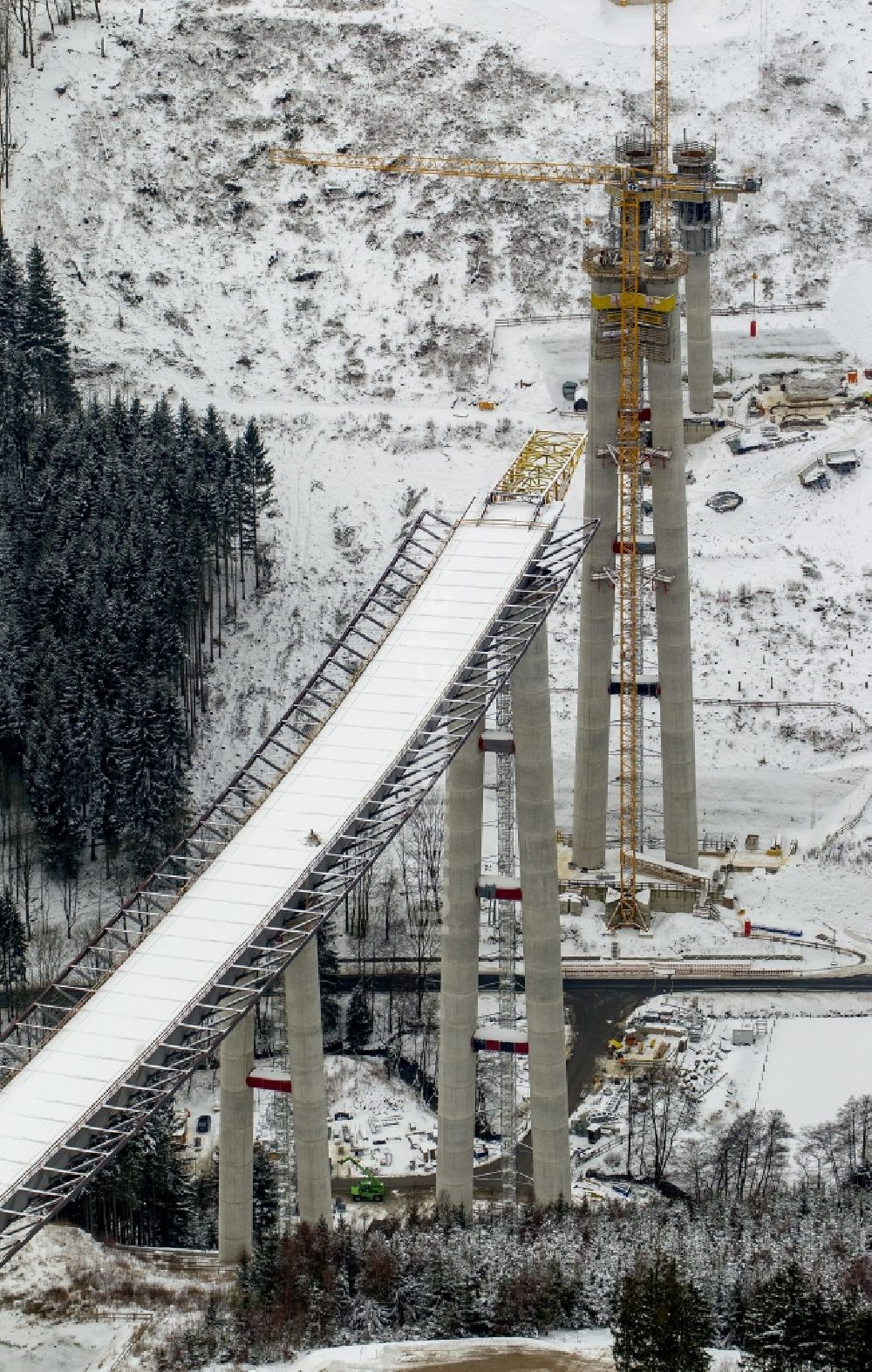 Luftaufnahme Bestwig - Neubau der Talbrücke Nuttlar der BAB Bundesautobahn A46 bei Bestwig in Nordrhein-Westfalen