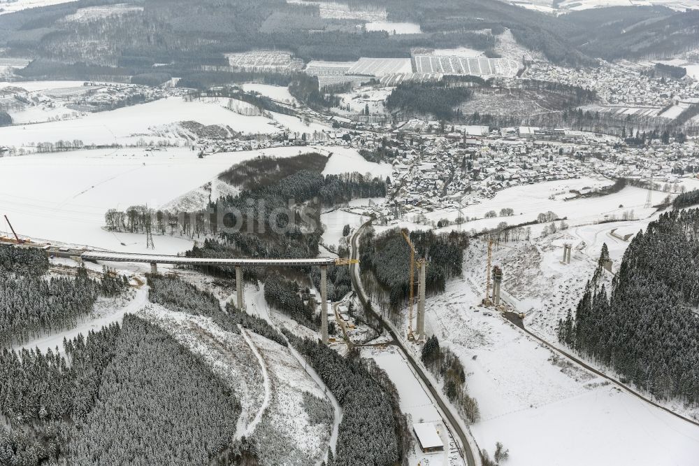 Bestwig aus der Vogelperspektive: Neubau der Talbrücke Nuttlar der BAB Bundesautobahn A46 bei Bestwig in Nordrhein-Westfalen