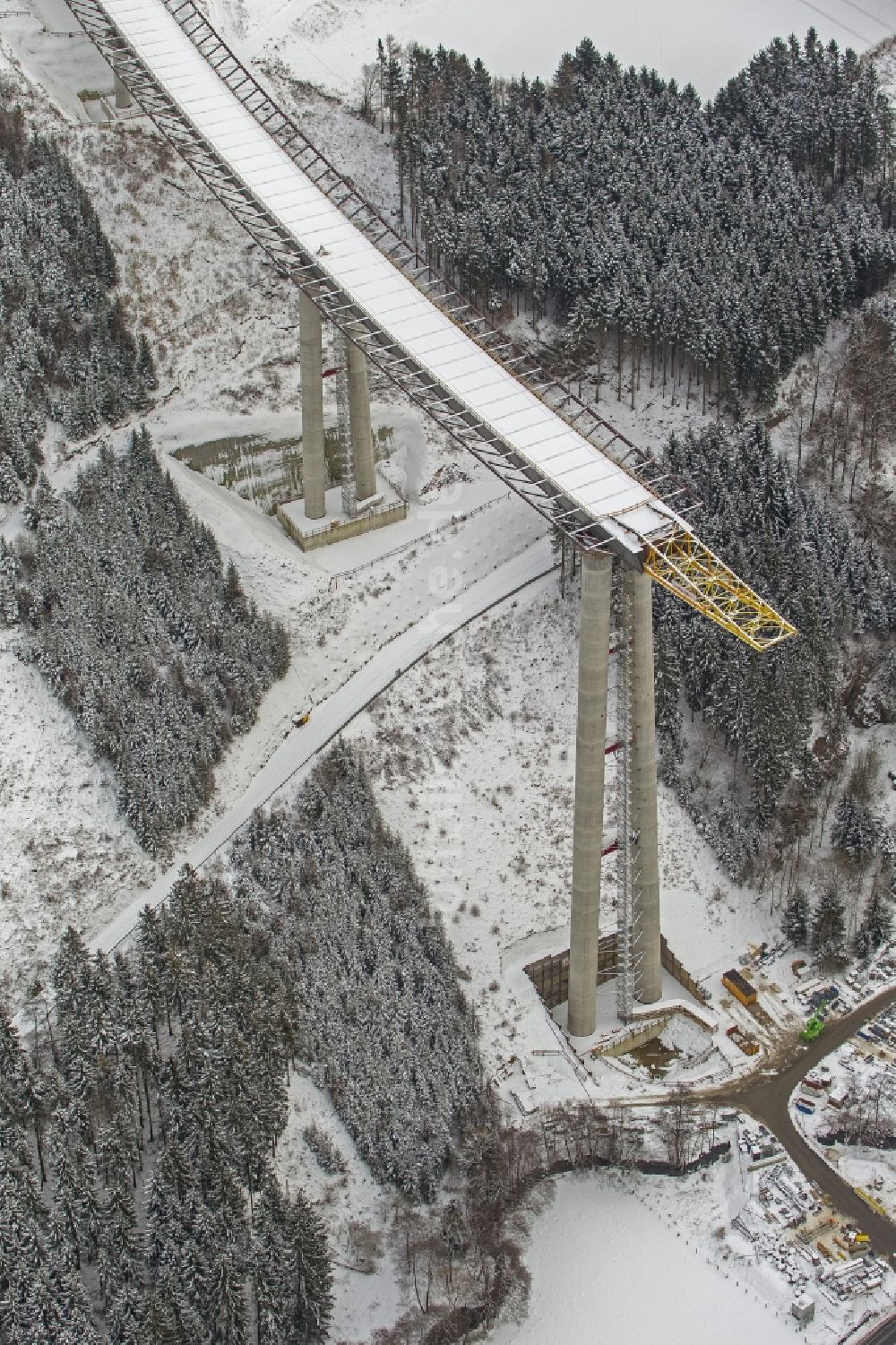 Bestwig aus der Vogelperspektive: Neubau der Talbrücke Nuttlar der BAB Bundesautobahn A46 bei Bestwig in Nordrhein-Westfalen