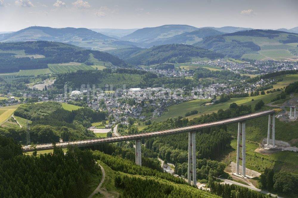 Bestwig aus der Vogelperspektive: Neubau der Talbrücke Nuttlar der BAB Bundesautobahn A46 bei Bestwig in Nordrhein-Westfalen