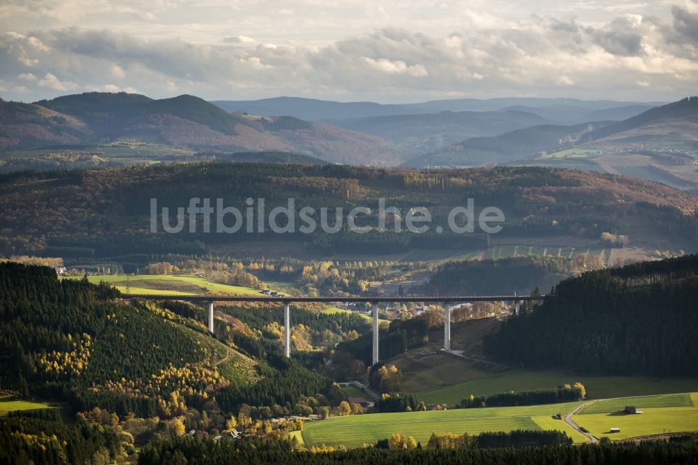 Luftaufnahme Bestwig - Neubau der Talbrücke Nuttlar der BAB Bundesautobahn A46 bei Bestwig in Nordrhein-Westfalen