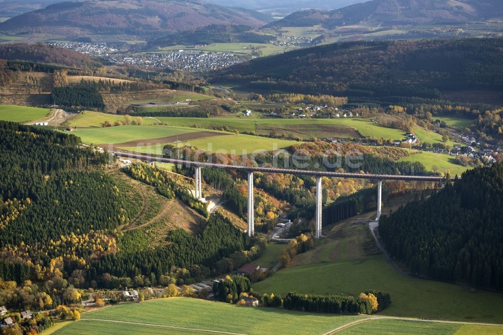 Bestwig von oben - Neubau der Talbrücke Nuttlar der BAB Bundesautobahn A46 bei Bestwig in Nordrhein-Westfalen