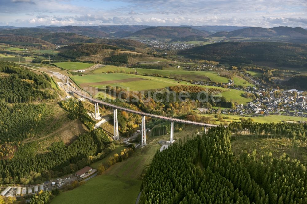 Bestwig aus der Vogelperspektive: Neubau der Talbrücke Nuttlar der BAB Bundesautobahn A46 bei Bestwig in Nordrhein-Westfalen