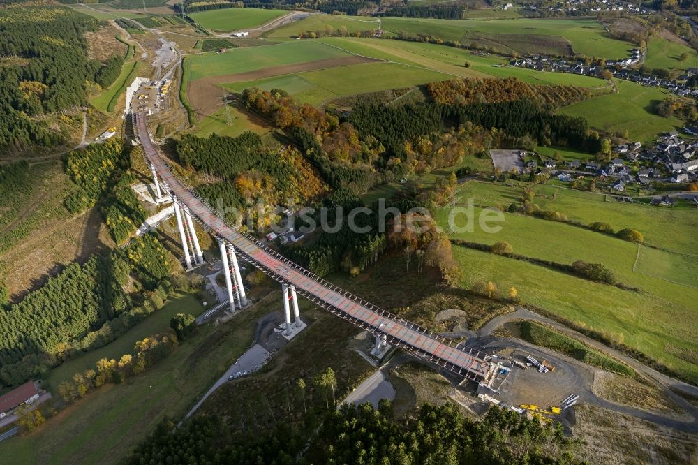 Luftbild Bestwig - Neubau der Talbrücke Nuttlar der BAB Bundesautobahn A46 bei Bestwig in Nordrhein-Westfalen