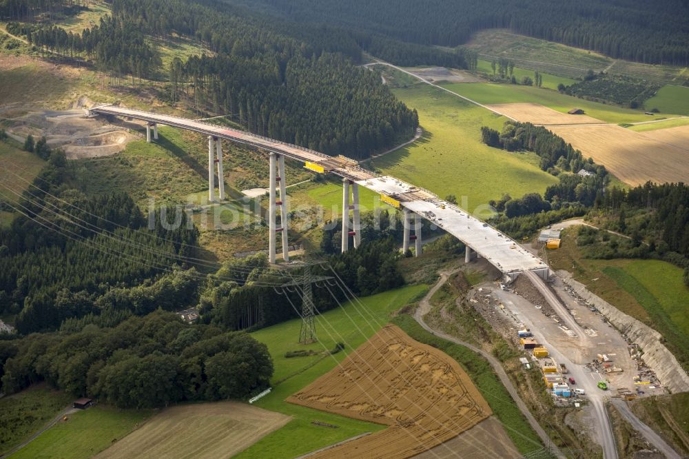 Bestwig aus der Vogelperspektive: Neubau der Talbrücke Nuttlar der BAB Bundesautobahn A46 bei Bestwig in Nordrhein-Westfalen