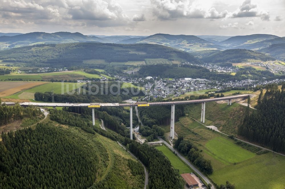 Luftaufnahme Bestwig - Neubau der Talbrücke Nuttlar der BAB Bundesautobahn A46 bei Bestwig in Nordrhein-Westfalen