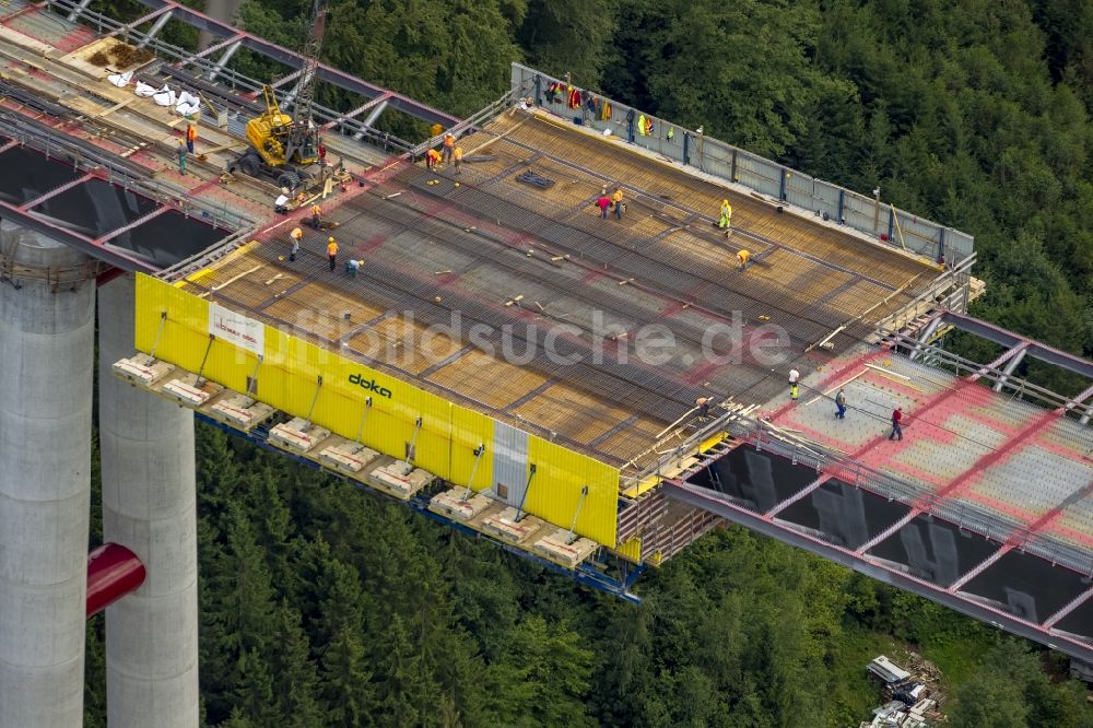 Bestwig aus der Vogelperspektive: Neubau der Talbrücke Nuttlar der BAB Bundesautobahn A46 bei Bestwig in Nordrhein-Westfalen