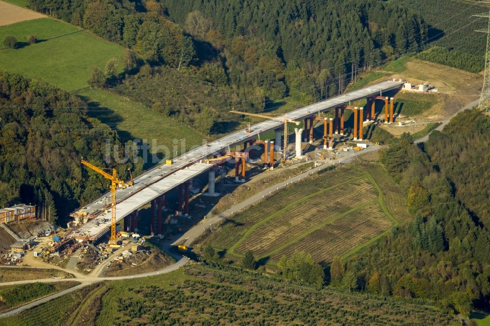 Bestwig aus der Vogelperspektive: Neubau der Talbrücke Nuttlar der BAB Bundesautobahn A46 bei Bestwig in Nordrhein-Westfalen