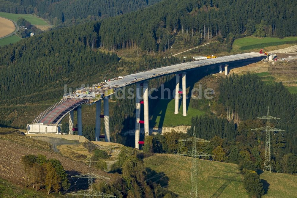 Luftaufnahme Bestwig - Neubau der Talbrücke Nuttlar der BAB Bundesautobahn A46 bei Bestwig in Nordrhein-Westfalen