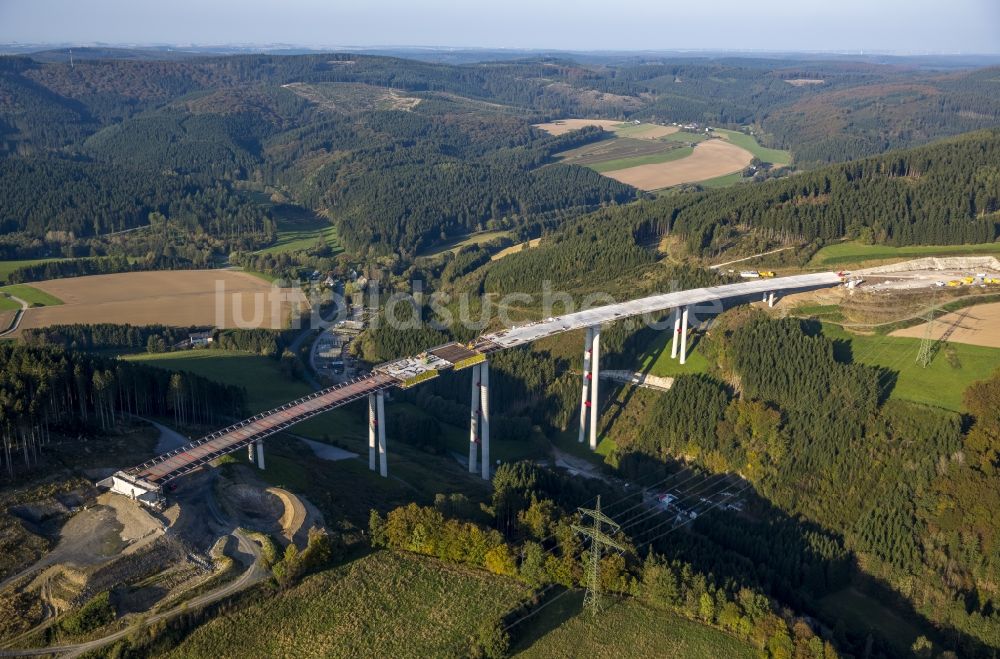 Bestwig von oben - Neubau der Talbrücke Nuttlar der BAB Bundesautobahn A46 bei Bestwig in Nordrhein-Westfalen