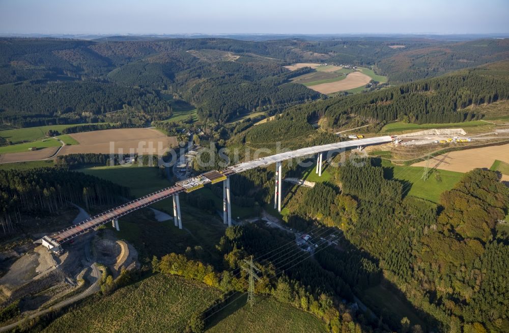 Bestwig aus der Vogelperspektive: Neubau der Talbrücke Nuttlar der BAB Bundesautobahn A46 bei Bestwig in Nordrhein-Westfalen