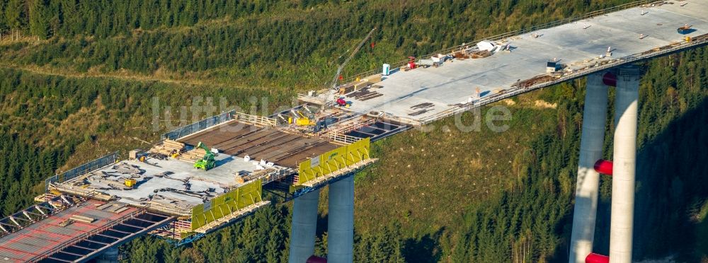 Luftaufnahme Bestwig - Neubau der Talbrücke Nuttlar der BAB Bundesautobahn A46 bei Bestwig in Nordrhein-Westfalen