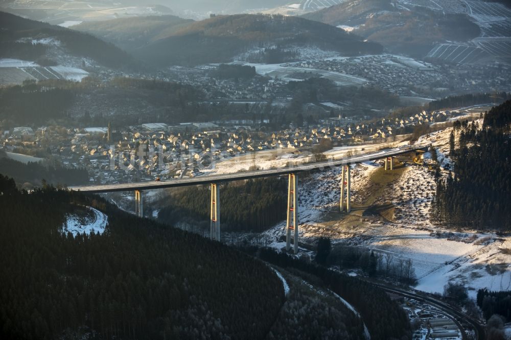 Bestwig aus der Vogelperspektive: Neubau der Talbrücke Nuttlar der BAB Bundesautobahn A46 bei Bestwig in Nordrhein-Westfalen