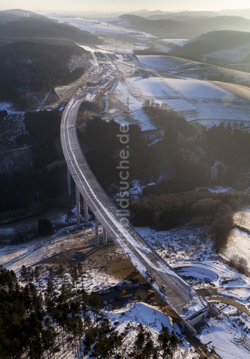 Luftaufnahme Bestwig - Neubau der Talbrücke Nuttlar der BAB Bundesautobahn A46 bei Bestwig in Nordrhein-Westfalen