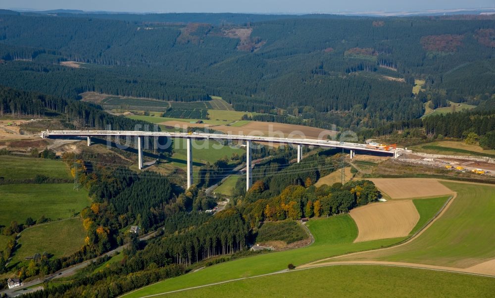 Luftbild Bestwig - Neubau der Talbrücke Nuttlar der BAB Bundesautobahn A46 bei Bestwig in Nordrhein-Westfalen