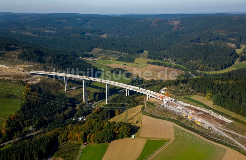 Luftaufnahme Bestwig - Neubau der Talbrücke Nuttlar der BAB Bundesautobahn A46 bei Bestwig in Nordrhein-Westfalen