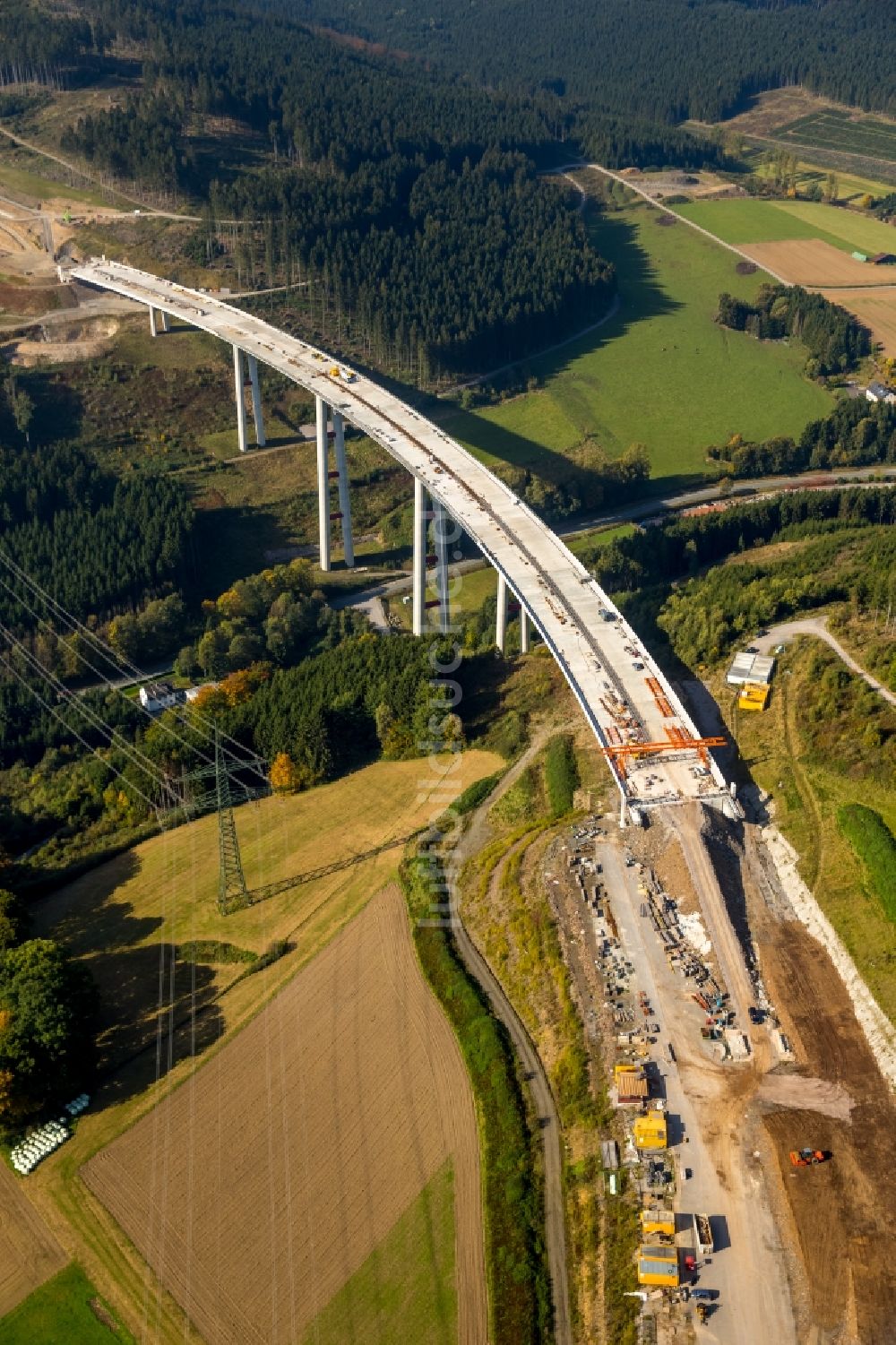 Bestwig aus der Vogelperspektive: Neubau der Talbrücke Nuttlar der BAB Bundesautobahn A46 bei Bestwig in Nordrhein-Westfalen