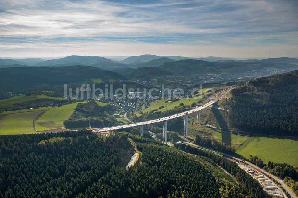 Luftaufnahme Bestwig - Neubau der Talbrücke Nuttlar der BAB Bundesautobahn A46 bei Bestwig in Nordrhein-Westfalen