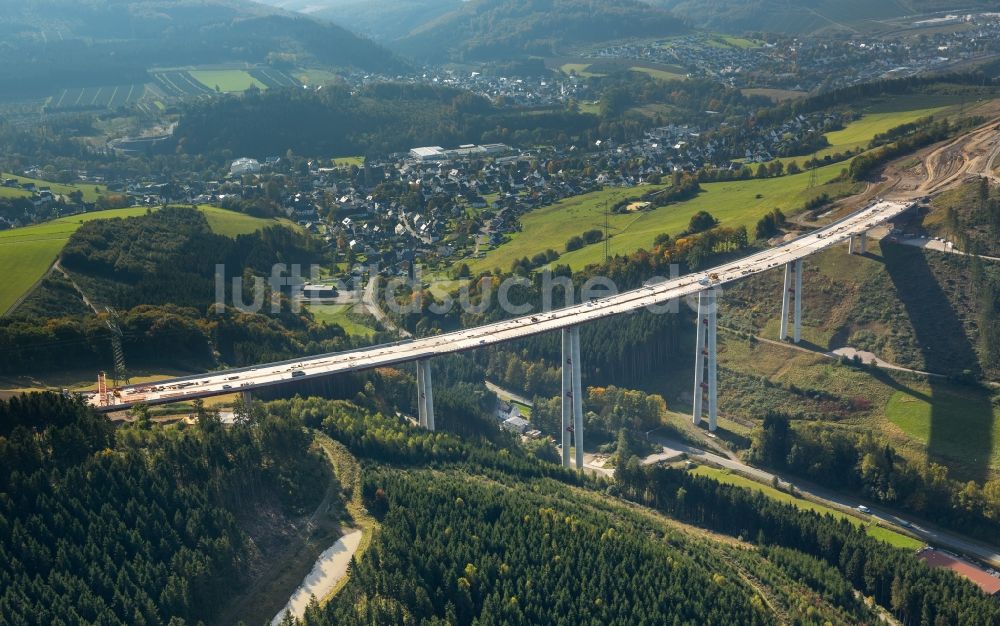 Bestwig von oben - Neubau der Talbrücke Nuttlar der BAB Bundesautobahn A46 bei Bestwig in Nordrhein-Westfalen