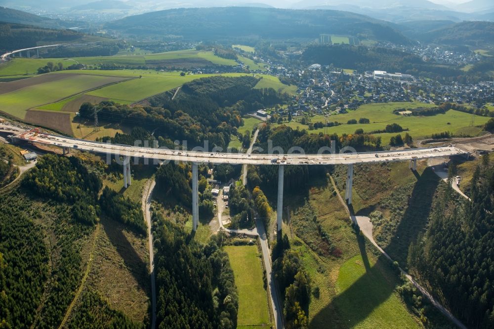 Bestwig aus der Vogelperspektive: Neubau der Talbrücke Nuttlar der BAB Bundesautobahn A46 bei Bestwig in Nordrhein-Westfalen