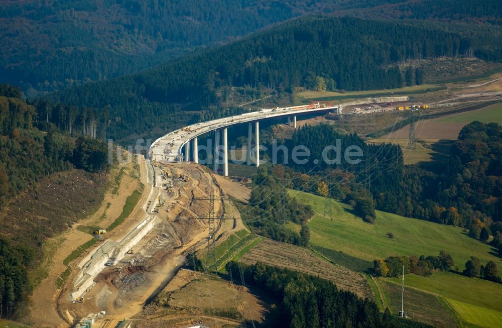 Luftbild Bestwig - Neubau der Talbrücke Nuttlar der BAB Bundesautobahn A46 bei Bestwig in Nordrhein-Westfalen