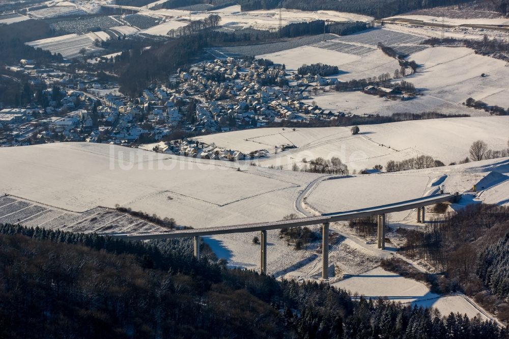 Bestwig aus der Vogelperspektive: Neubau der Talbrücke Nuttlar der BAB Bundesautobahn A46 bei Bestwig in Nordrhein-Westfalen